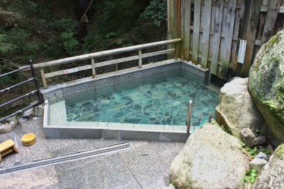 滝の横の露天風呂