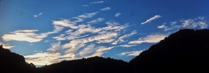 マルシェが終わってから新幹線で九州に　車窓から夕方の雲が秋らしくて綺麗