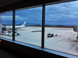 広島空港で出発便を待つ