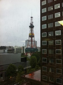 札幌の経済センターから雨のTV塔を眺める