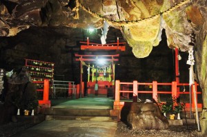 海岸の洞窟にある祇園神社