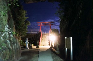 祇園神社　洞窟に祠がある