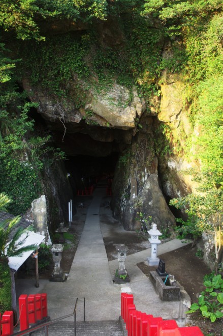 洞窟の中にある祇園神社