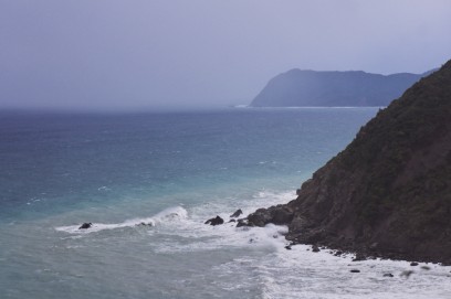 都井岬への断崖が続く