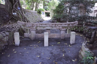 桜島の黒神にある埋没の鳥居