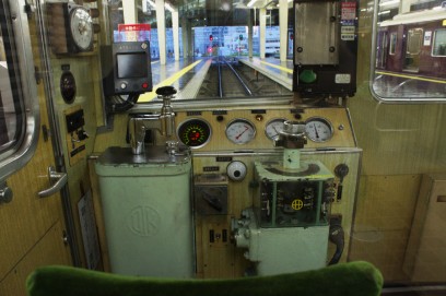いつもは御堂筋線の地下鉄で行くが、今日は阪急電車