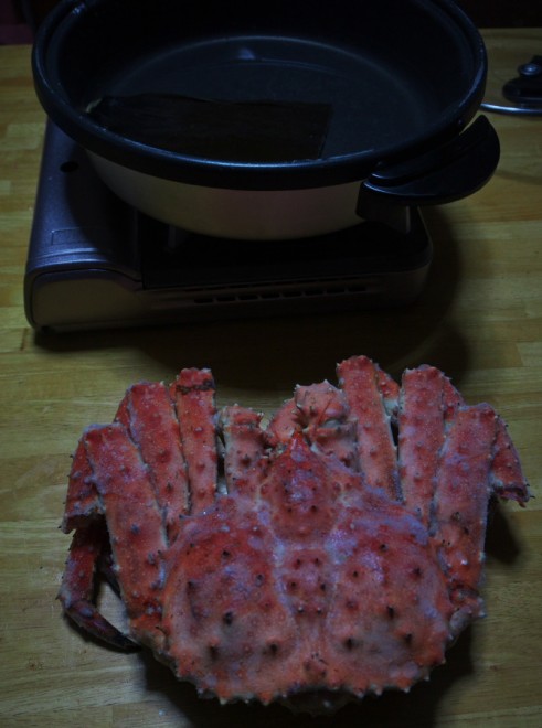 鍋に入りきらないほど大きなタラバ蟹