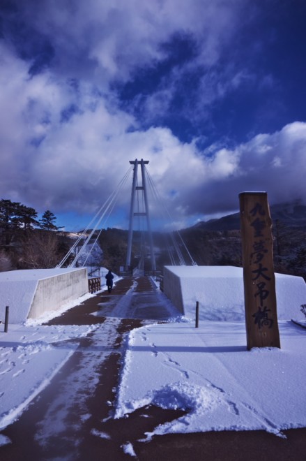 九重夢の吊橋も雪の中