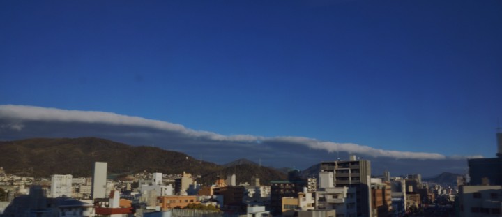 広島の朝の空に奇妙な雲が出ていた　新幹線の窓から写す