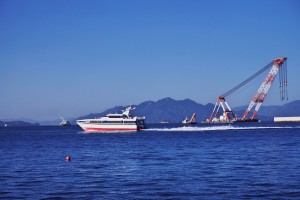 松山の高速船の横はクレーン船