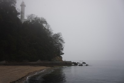 元宇品の灯台も霧の中