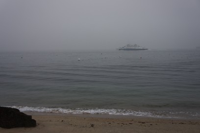 霧笛を鳴らしながら船が行きかいます