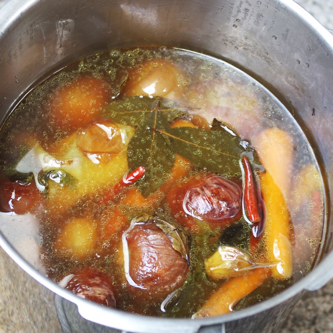 透明な一番出汁のスープが出来上がり　具材を濾して完成