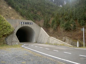 8：55　林道を走ってようやく安蔵寺トンネルに到着