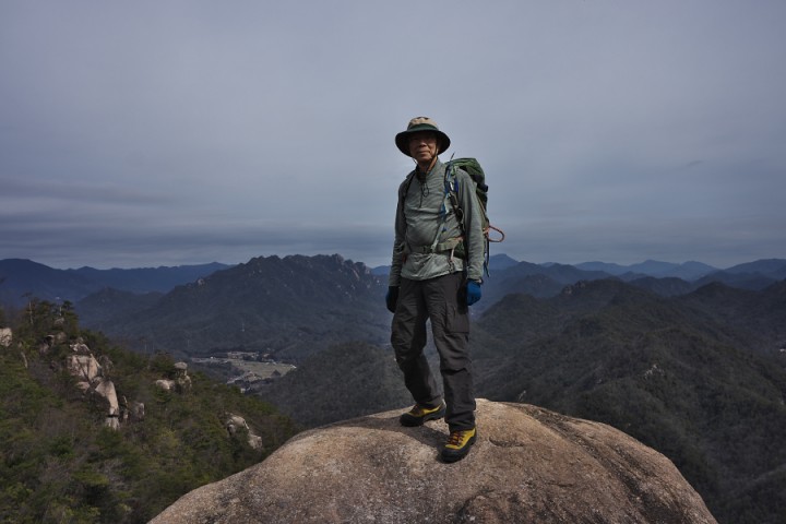 大師山への兎岩にて　背景に三倉岳