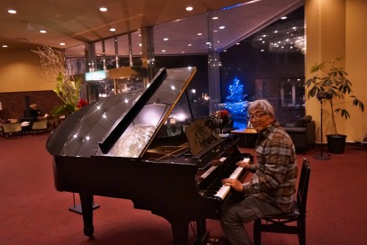 ホテルのロビーでピアノ演奏？