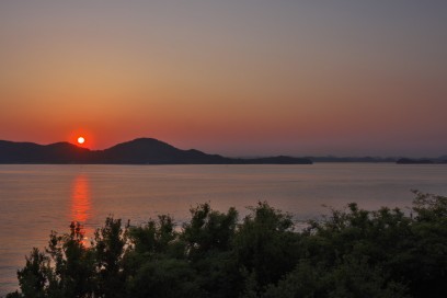 夕日が瀬戸内の島に沈む
