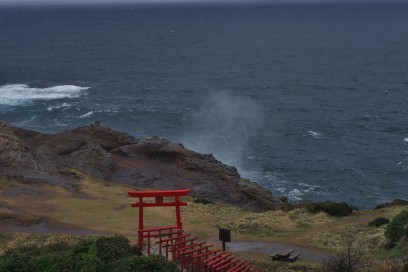 日本海の波が30ｍの断崖を駆け上がります