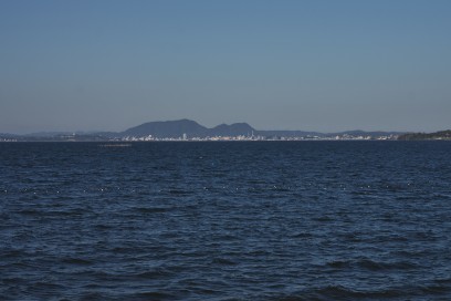 宍道湖の向こうに松江が見えます