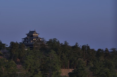 窓から松江城が見える