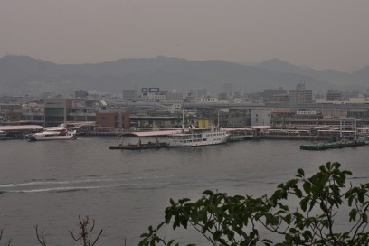 ちょっと霞んでいる広島港