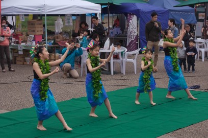 子供たちがハワイアンを踊ります