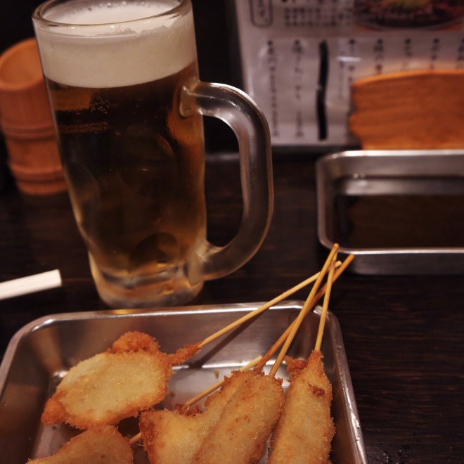 名古屋の繁華街栄町で生ビールと串カツ