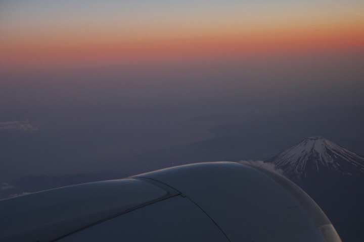 眼下に行きの富士山が