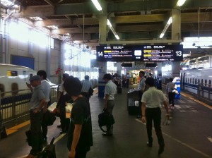 広島駅発、１５：５２のぞみで　暑い