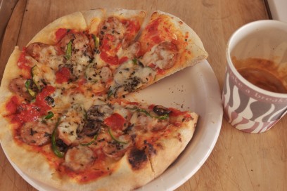 マルシェも終わりの頃、ティムのピザとエスプレッソコーヒー
