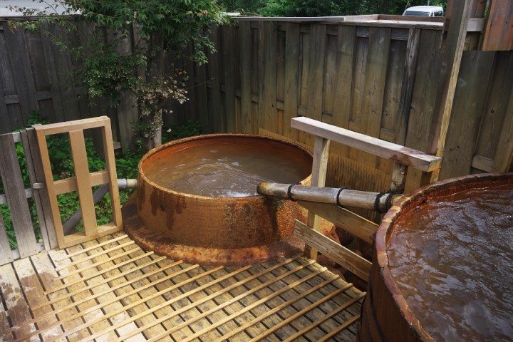 三瓶温泉の源泉の浴槽　33℃ぐらいだが夏は気持ちが良い