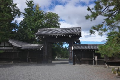 京都御所の横を歩く