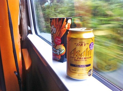 列車の中でビールでも飲みながら