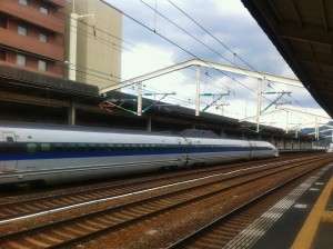 徳山駅で新幹線を待ちます　1時間に1本