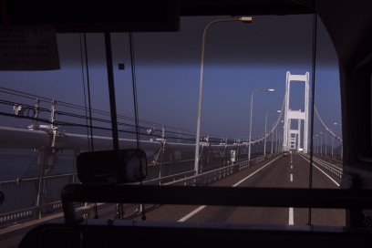 翌日は高速バスで福山に　来島海峡を通過中