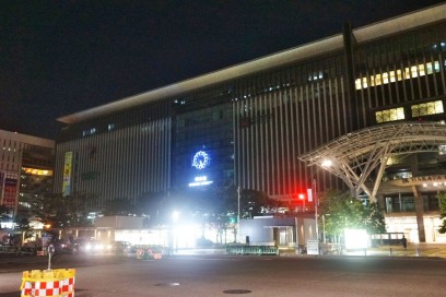 5:30の博多駅前　まだ暗い