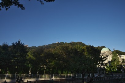 市内から松山城を見る