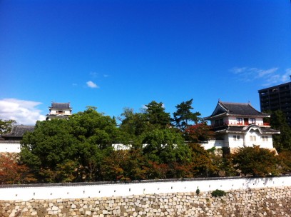 福山城は駅の横、快晴ですね