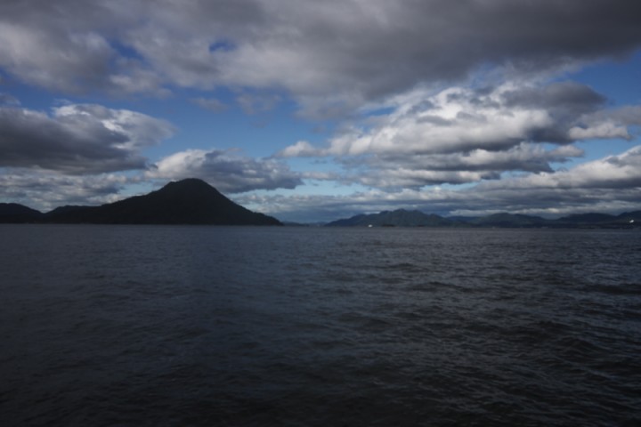 台風18号が通過しましたが、広島湾はまだ雲が多い　似島(安芸小富士)と隣は厳島