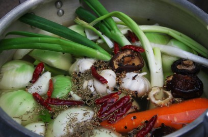 鶏ガラと野菜を入れて煮込んでベースのスープを