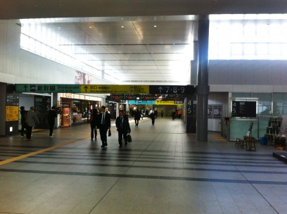 広島駅は新しい連絡通路がオープンしていました　ようやく近代的に