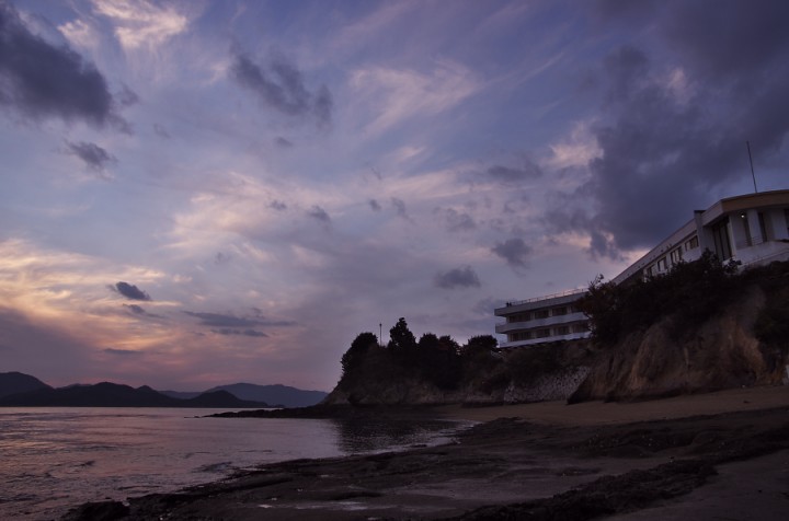 夕やみが迫る岩城島の菰隠鼻にある菰隠温泉のホテル