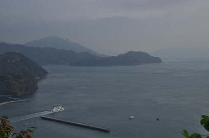 岡村島の展望台から　先ほどのフェリーが出航