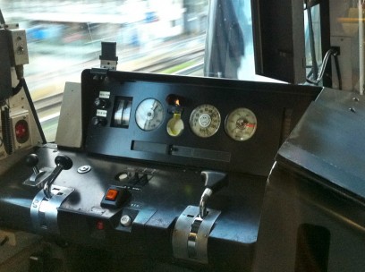 大阪から京都への快速電車　120km/hで走る