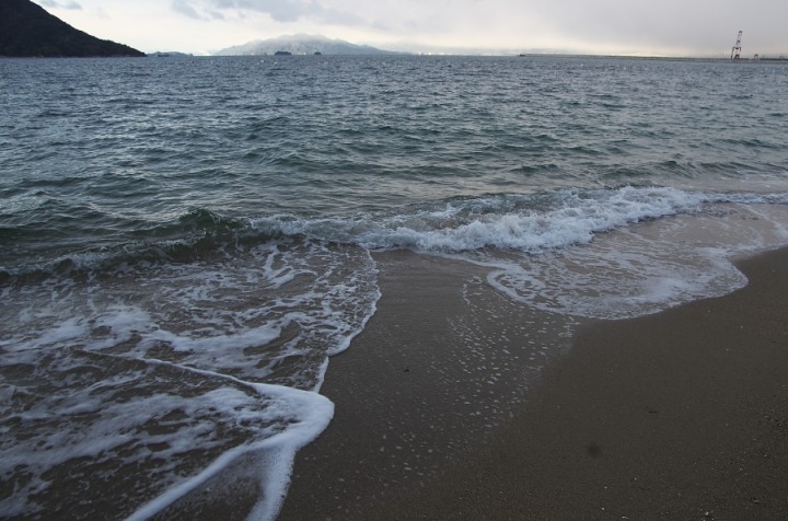 少し風があるのか波が高い　冷たい冬の海