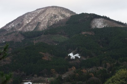 15：56　太鼓谷稲荷神社のから青野山を見ると龍の雪型が
