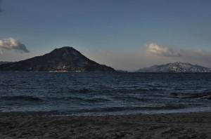 似島と宮島の山が白い