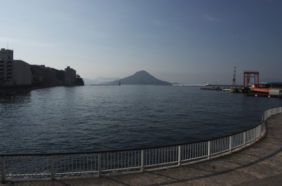 広島港です　沖には似島があります