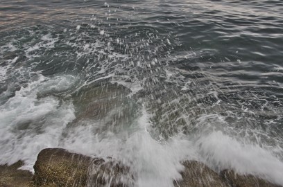 波が海岸の遊歩道まで跳ね上がる