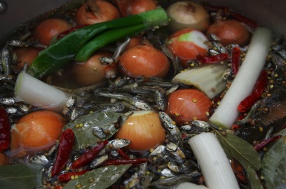 鶏ガラと煮干しがメインで、香味野菜と香辛料